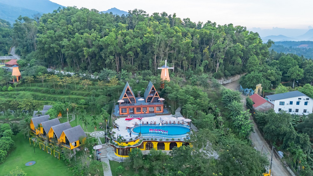 Hồ Bơi Vô Cực Giữa Đại Ngàn