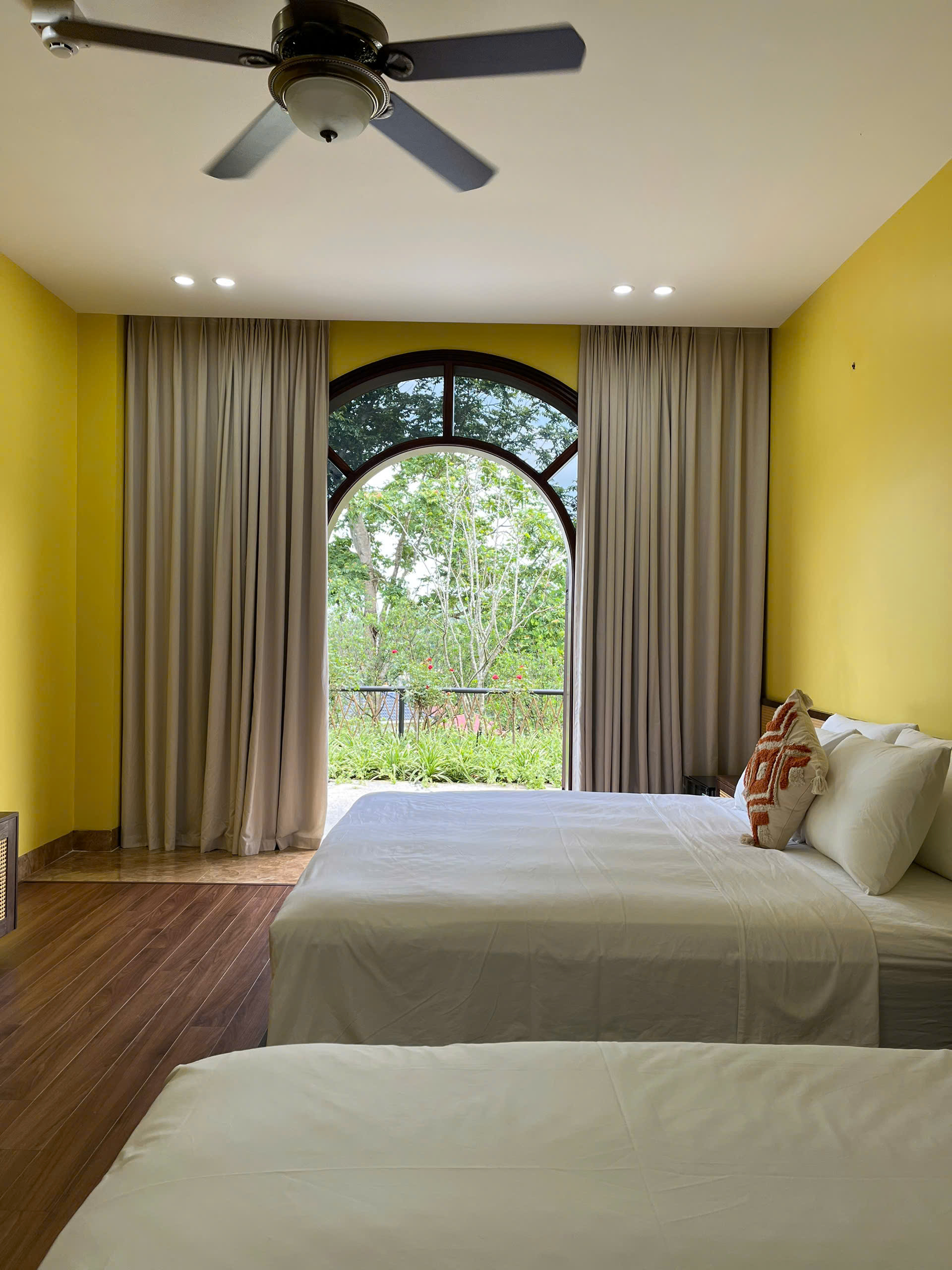 Deluxe Triple with Bathtub