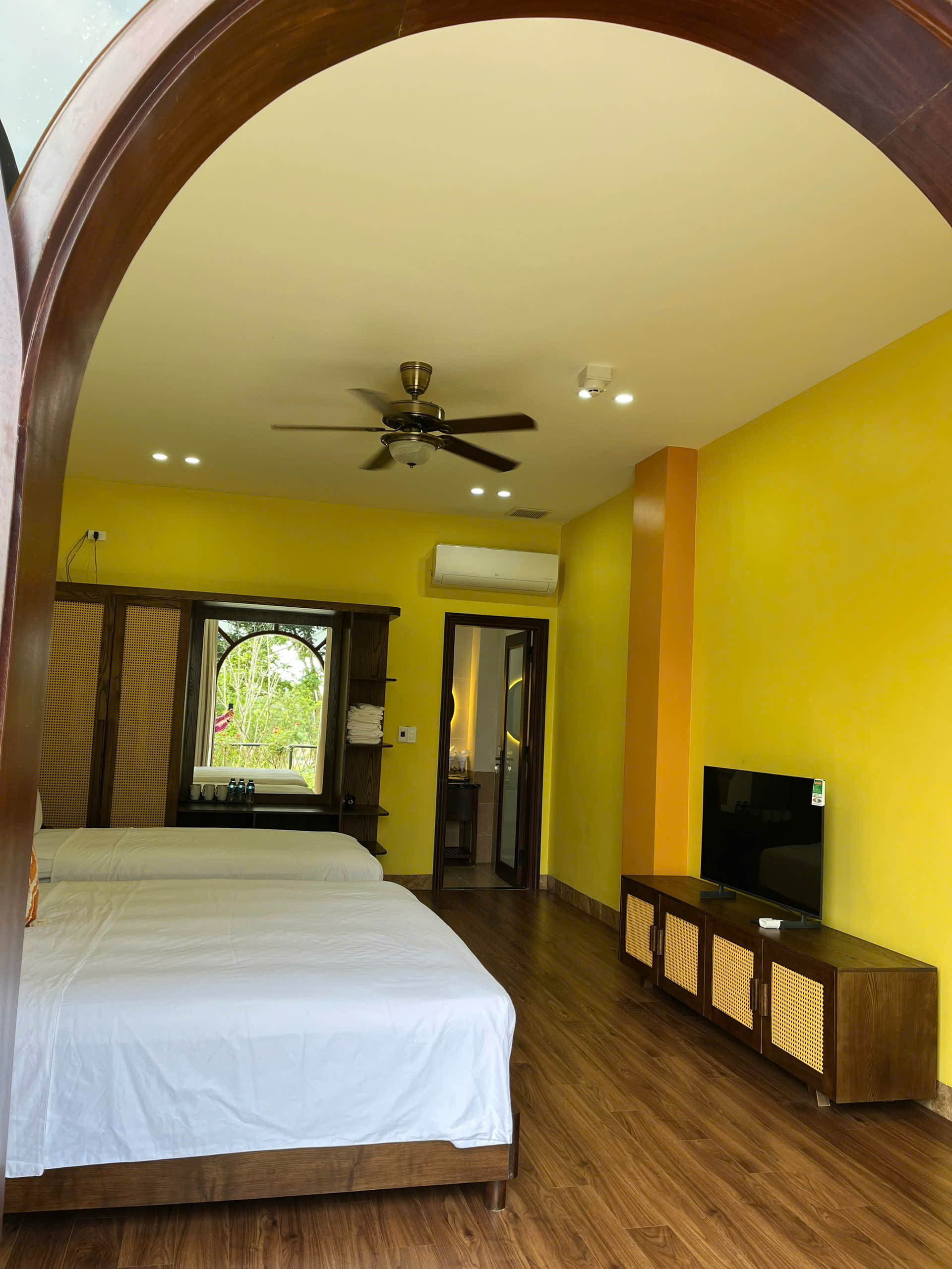 Deluxe Triple with Bathtub